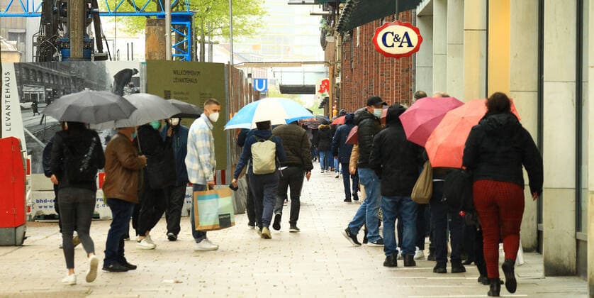 Kunden auf der Mönckebergstraße in der Innenstadt unmittelbar nach der Öffnung der Geschäfte. In Hamburg sind die Corona-Maßnahmen wegen sinkender Insidenzwerte gelockert worden. Der Einzelhandel und die Außengastronomie dürfen unter Auflagen nach über einem halben Jahr wieder öffnen. Altstadt Hamburg