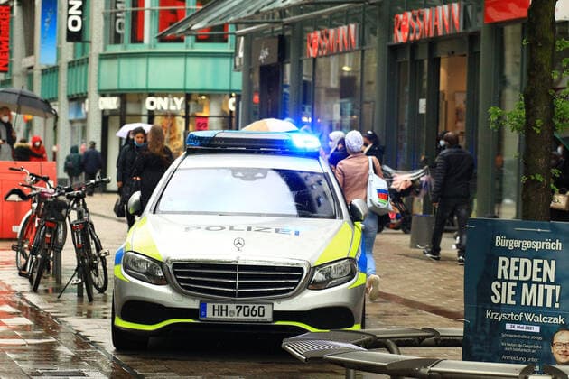Kunden in der Spitalerstraße in der Innenstadt nach der Öffnung der Geschäfte. In Hamburg sind die Corona-Maßnahmen wegen sinkender Insidenzwerte gelockert worden. Der Einzelhandel und die Außengastronomie dürfen unter Auflagen nach über einem halben Jahr wieder öffnen. Altstadt Hamburg