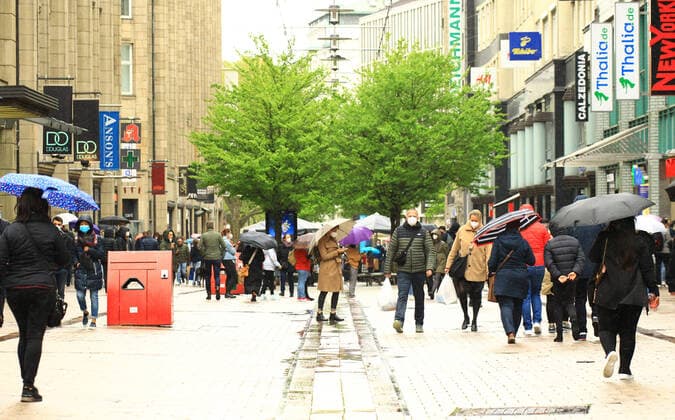 News Bilder des Tages Kunden in der Spitalerstraße in der Innenstadt nach der Öffnung der Geschäfte. In Hamburg sind die Corona-Maßnahmen wegen sinkender Insidenzwerte gelockert worden. Der Einzelhandel und die Außengastronomie dürfen unter Auflagen nach über einem halben Jahr wieder öffnen. Altstadt Hamburg