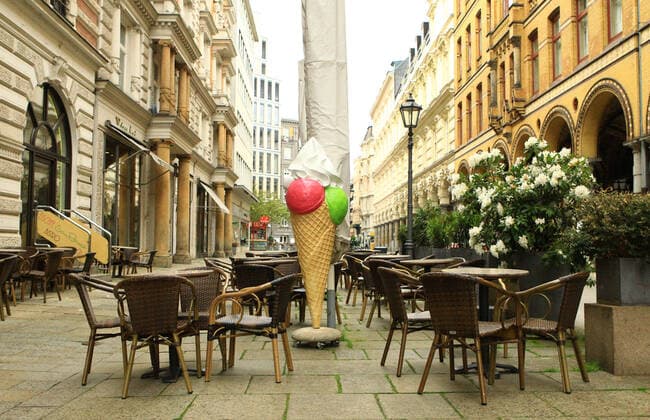 Leerer Außenbereich einer Eisdiele in der Innenstadt unmittelbar nach der Öffnung bei Hamburger Schmuddelwetter. In Hamburg sind die Corona-Maßnahmen wegen sinkender Insidenzwerte gelockert worden. Der Einzelhandel und die Außengastronomie dürfen unter Auflagen nach über einem halben Jahr wieder öffnen. Altstadt Hamburg