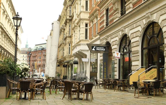 Leerer Außenbereich einer Eisdiele in der Innenstadt unmittelbar nach der Öffnung bei Hamburger Schmuddelwetter. In Hamburg sind die Corona-Maßnahmen wegen sinkender Insidenzwerte gelockert worden. Der Einzelhandel und die Außengastronomie dürfen unter Auflagen nach über einem halben Jahr wieder öffnen. Altstadt Hamburg