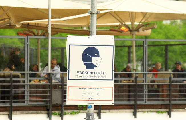 Gut besetzte Terrasse des Außenbereichs vom Alex (Alsterpavillion) nach der Öffnung bei Hamburger Schmuddelwetter. In Hamburg sind die Corona-Maßnahmen wegen sinkender Insidenzwerte gelockert worden. Der Einzelhandel und die Außengastronomie dürfen unter Auflagen nach über einem halben Jahr wieder öffnen. Altstadt Hamburg
