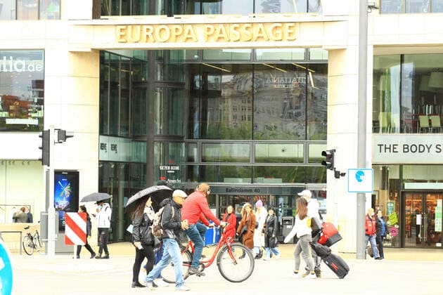 Viel Publikumsverkehr vor der Europa Passage in der Innenstadt nach der Öffnung bei Hamburger Schmuddelwetter. In Hamburg sind die Corona-Maßnahmen wegen sinkender Insidenzwerte gelockert worden. Der Einzelhandel und die Außengastronomie dürfen unter Auflagen nach über einem halben Jahr wieder öffnen. Altstadt Hamburg