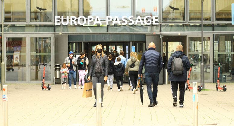 Kunden strömen in die Europa Passage in der Hamburger Innenstadt unmittelbar nach Öffnung der Geschäfte. In Hamburg sind die Corona-Maßnahmen wegen sinkender Insidenzwerte gelockert worden. Der Einzelhandel und die Außengastronomie dürfen unter Auflagen nach über einem halben Jahr wieder öffnen. Altstadt Hamburg