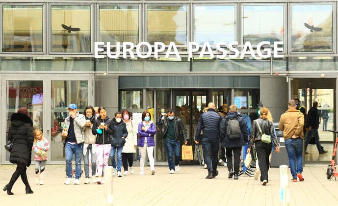 Kunden strömen in die Europa Passage in der Hamburger Innenstadt unmittelbar nach Öffnung der Geschäfte. In Hamburg sind die Corona-Maßnahmen wegen sinkender Insidenzwerte gelockert worden. Der Einzelhandel und die Außengastronomie dürfen unter Auflagen nach über einem halben Jahr wieder öffnen. Altstadt Hamburg