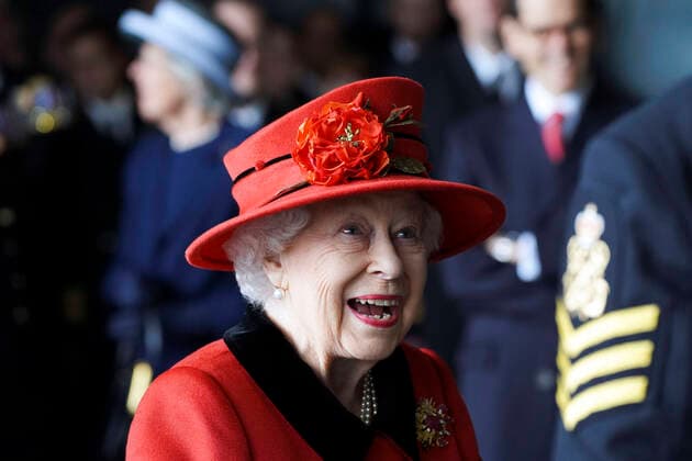 Bilder des Jahres 2021, Entertainment 05 Mai Entertainment Themen der Woche KW20 Entertainment Bilder des Tages . 22 05 2021. Portsmouth, United Kingdom. Queen Elizabeth II during a visit to HMS Queen Elizabeth in Portsmouth, United Kingdom. The visit came as HMS Queen Elizabeth prepares to lead the UK Carrier Strike Group on a 28-week operational deployment travelling over 26,000 nautical miles from the Mediterranean to the Philippine Sea.  xPoolx xi-Imagesx IIM-22196-0034