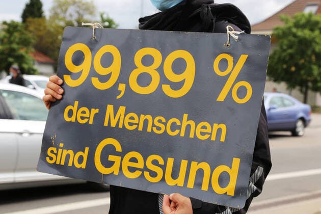 Kundgebung gegen die Coronamaßnahmen: Demonstranten äußern in der Industriestraße in Ludwigshafen mit einer genehmigten Schilderaktion ihre Kritik an der Coronapolitik