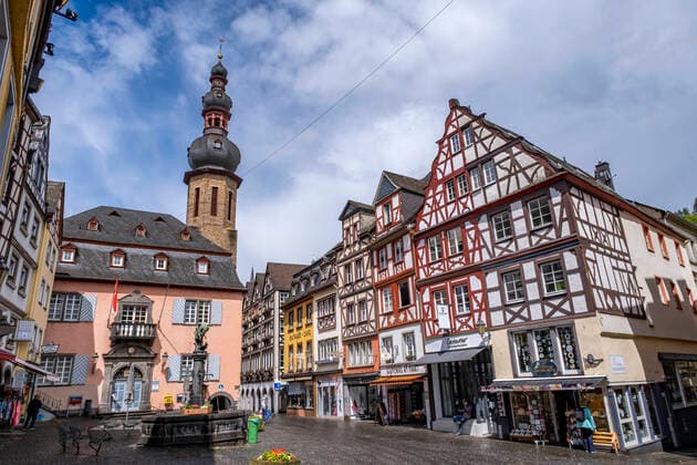 Cochem Marktplatz in Cochem mit Rathaus (li.) , Martinsbrunnen, und dem Kirchturm von St. Martin, 17.05.2021 Cochem Rheinland-Pfalz Deutschland