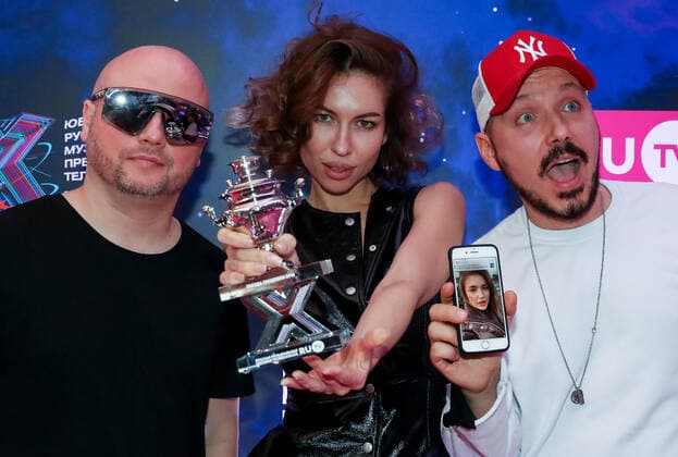 KRASNOGORSK, MOSCOW REGION, RUSSIA - MAY 22, 2021: Singers Dmitry Filatov (R), Alexei Osokin (L), and Alida Asilgareyeva of the pop band Filatov & Karas attend the 10th RU.TV Channel music award ceremony at Crocus City Hall. Sergei Karpukhin TASS  TS10100A