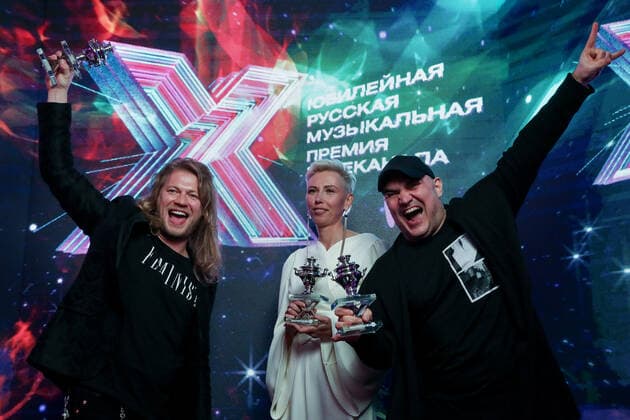 KRASNOGORSK, MOSCOW REGION, RUSSIA - MAY 22, 2021: Director Yuri Gurtovoi (Georgy Volev), right, and singer Roman Arkhipov, left, attend the 10th RU.TV Channel music award ceremony at Crocus City Hall. Sergei Karpukhin TASS  TS10100C