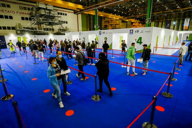 Italy: Vaccine anti covid-19 age group 30 39 Naples, Italy, Today, 22 March 2021, at the Naples airport of Capodichino in the Atitech warehouses the vaccination campaign for the 30-39 age group with the AstraZeneca vaccine, vaccinations will go on all night until 7 a.m. the following morning ABPH9131 Copyright: xAntonioxBalascox