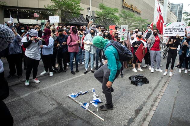 News Bilder des Tages May 22, 2021, Toronto, on, Canada: An Israeli flag is stomped on after being burnt outside the Israeli consulate as pro-Palestinian supporters rally against the recent violence in Gaza in Toronto on Saturday, May 22, 2021. Toronto Canada  - ZUMAc35_ 20210522_zaf_c35_091 Copyright: xChrisxYoungx