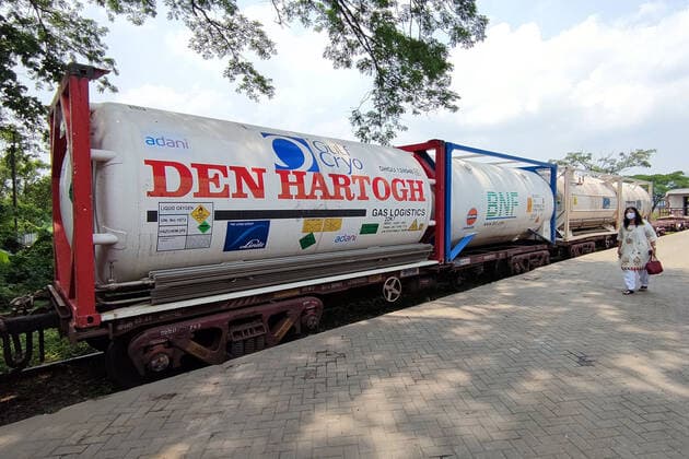 Oxygen Express Arrives In Assam An Oxygen Express carrying medical oxygen for COVID-19 patients arrived at Inland Container Depot , Amingaon in Guwahati ,India on May 23,2021.The Oxygen Express has carried 4 containers with 80 tonnes of medical oxygen. Assam Guwahati India hazarika-notitle210523_npnYF  Copyright: xAnuwarxHazarikax