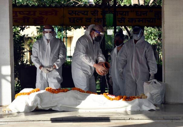 NEW DELHI, INDIA - MAY 22: Relatives of a Covid-19 victim perform the last rites at Lodhi Road crematorium, on May 22, 2021 in New Delhi, India. (Photo by Sanjeev Verma Hindustan Times) Daily Life Amid Coronavirus Pandemic In India