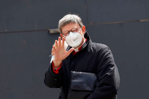 Bilder des Jahres 2021, News 05 Mai Coronavirus in Kanada, Premierminister von Nova Scotia Iain Rankin bekommt Pfizer-BioNTech Impfung News Themen der Woche KW20 Der Kölner Erzbischof Rainer Maria Kardinal Woelki nach dem Pontifikalamt am Pfingstsonntag im Kölner Dom. Wegen seines Umgangs mit sexuellem Missbrauch in der Kirche steht Kardinal Woelki seit Monaten in der Kritik. Termine für Kirchenaustritte sind auf Monate ausgebucht. Eine Düsseldorfer Kirchengemeinde hat Woelki aus Köln nun ausgeladen. Köln, 23.05.2021 *** The Archbishop of Cologne Rainer Maria Cardinal Woelki after the pontifical mass on Pentecost Sunday in Cologne Cathedral Because of his handling of sexual abuse in the church, Cardinal Woelki has been criticized for months Dates for church resignations are booked up for months A Düsseldorf church community has now uninvited Woelki from Cologne Cologne, 23 05 2021 Foto:xC.xHardtx xFuturexImage