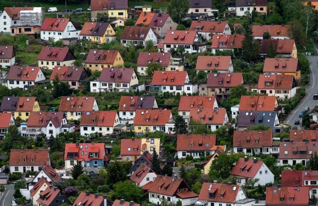 Architektur Bauen Rekonstruieren Tourismus Wetter Reisen 22.05.2021 Jena Kreisfreie Stadt in Thüringen Stadtteil Schlegelsberg Siedlung Wohnsiedlung Einfamilienhaus mit Garten Eigenheim Symbolbild Zuhause Heimstadt Jena Thüringen Deutschland *** architecture building reconstruction tourism weather travel 22 05 2021 Jena district town Schlegelsberg housing estate housing estate single family house with garden home symbol home home town Jena Thuringia Germany