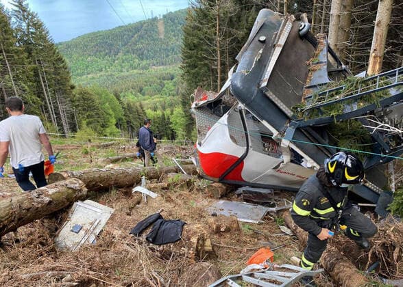 Bilder des Jahres 2021, News 05 Mai Coronavirus in Kanada, Premierminister von Nova Scotia Iain Rankin bekommt Pfizer-BioNTech Impfung News Themen der Woche KW20 News Bilder des Tages (210523) -- PIEDMONT, May 23, 2021 -- Rescuers work by the wreckage of a cable car after it falls in north Italy s Piedmont region, May 23, 2021. At least 13 people were killed when a cable car fell in north Italy s Piedmont region. ( Handout via Xinhua) ITALY-CABLE CAR CRASH VigilixdelxFuoco 
