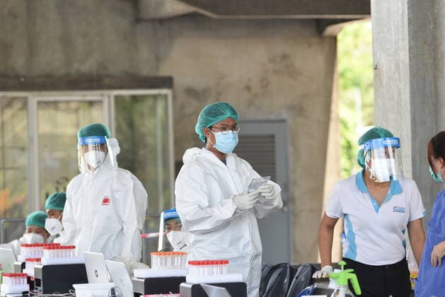Thailand: Wade to screen for COVID-19 in Bangkok BANGKOK, THAILAND - May 23, 2021 Medical staff Screening of COVID-19 to people in the community. To detect COVID-19 at the park under Rama VIII Bridge, which is a coronavirus disease infection (COVID-19) pandemic phase. Bangkok Thailand Bangkok Copyright: TeeraxNoisakran
