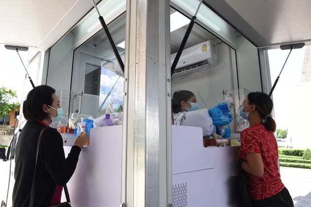 Thailand: Wade to screen for COVID-19 in Bangkok BANGKOK, THAILAND - May 23, 2021 Medical staff Screening of COVID-19 to people in the community. To detect COVID-19 at the park under Rama VIII Bridge, which is a coronavirus disease infection (COVID-19) pandemic phase. Bangkok Thailand Bangkok Copyright: TeeraxNoisakran