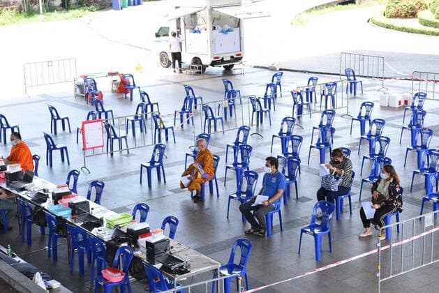Thailand: Wade to screen for COVID-19 in Bangkok BANGKOK, THAILAND - May 23, 2021 Medical staff Screening of COVID-19 to people in the community. To detect COVID-19 at the park under Rama VIII Bridge, which is a coronavirus disease infection (COVID-19) pandemic phase. Bangkok Thailand Bangkok Copyright: TeeraxNoisakran