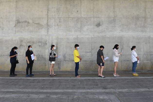 Thailand: Wade to screen for COVID-19 in Bangkok BANGKOK, THAILAND - May 23, 2021 Medical staff Screening of COVID-19 to people in the community. To detect COVID-19 at the park under Rama VIII Bridge, which is a coronavirus disease infection (COVID-19) pandemic phase. Bangkok Thailand Bangkok Copyright: TeeraxNoisakran