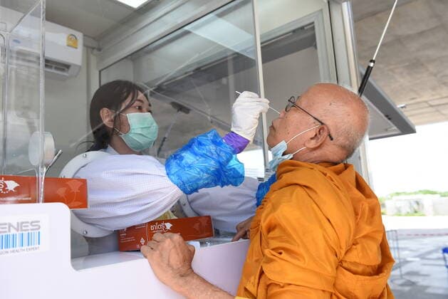 Thailand: Wade to screen for COVID-19 in Bangkok BANGKOK, THAILAND - May 23, 2021 Medical staff Screening of COVID-19 to people in the community. To detect COVID-19 at the park under Rama VIII Bridge, which is a coronavirus disease infection (COVID-19) pandemic phase. Bangkok Thailand Bangkok Copyright: TeeraxNoisakran