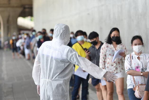 Thailand: Wade to screen for COVID-19 in Bangkok BANGKOK, THAILAND - May 23, 2021 Medical staff Screening of COVID-19 to people in the community. To detect COVID-19 at the park under Rama VIII Bridge, which is a coronavirus disease infection (COVID-19) pandemic phase. Bangkok Thailand Bangkok Copyright: TeeraxNoisakran