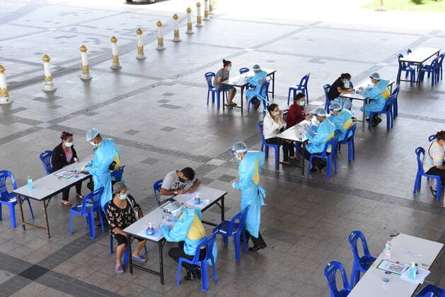 Thailand: Wade to screen for COVID-19 in Bangkok BANGKOK, THAILAND - May 23, 2021 Medical staff Screening of COVID-19 to people in the community. To detect COVID-19 at the park under Rama VIII Bridge, which is a coronavirus disease infection (COVID-19) pandemic phase. Bangkok Thailand Bangkok Copyright: TeeraxNoisakran