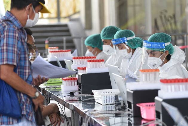 Thailand: Wade to screen for COVID-19 in Bangkok BANGKOK, THAILAND - May 23, 2021 Medical staff Screening of COVID-19 to people in the community. To detect COVID-19 at the park under Rama VIII Bridge, which is a coronavirus disease infection (COVID-19) pandemic phase. Bangkok Thailand Bangkok Copyright: TeeraxNoisakran