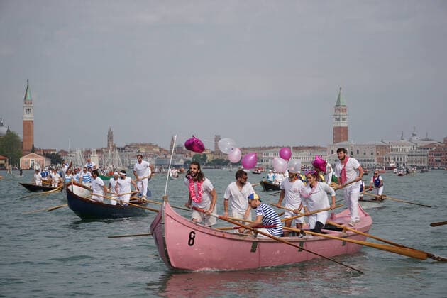 Bilder des Jahres 2021, News 05 Mai Coronavirus in Kanada, Premierminister von Nova Scotia Iain Rankin bekommt Pfizer-BioNTech Impfung News Themen der Woche KW20 Rowing boats at the start in the San Marco basin, during the Vogalonga of the 1600th anniversary of the founding of Venice, the first edition in post-Covid presence and reserved only for typical lagoon boats, in Venice, Italy, 23 May 2021.