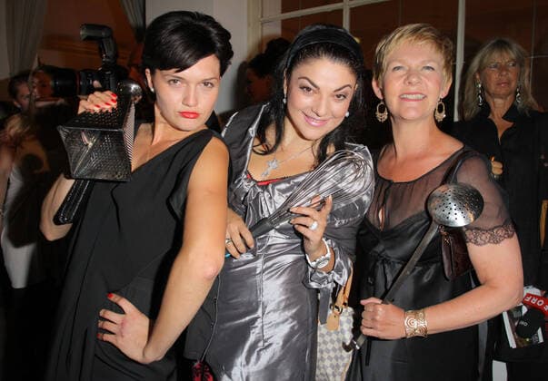 Salzburger Festspiele 05.08.2010 Opernsaengerin Ekaterina Bakanova + Tamar Iveri + Barbara Bonney, Salzburger Festspiele, Charity-Veranstaltung - Die Oper Kocht - , Schloss Leopoldskron, Salzburg - 05.08.2010 - Â *** Salzburg Festival 05 08 2010 Opera singer Ekaterina Bakanova Tamar Iveri Barbara Bonney, Salzburg Festival, Charity Event Die Oper Kocht , Schloss Leopoldskron, Salzburg 05 08 2010 Â