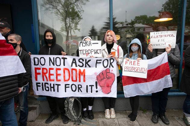 Bilder des Jahres 2021, News 05 Mai News Themen der Woche KW20 News Bilder des Tages 2021-05-23 Vilnius Lithuania. Belarus living in Vilnius protest against detaining by Lukashenko regime opposition activist Roman Protasevich in front of Belarus Embassy in Vilnius. Vilnius Lithuania protestas-prie-baltarusijos-ambasados-vilniuje-60aa92551b30a  Copyright: xValdasxKopustasx Lithuania Belarus Ryanair
