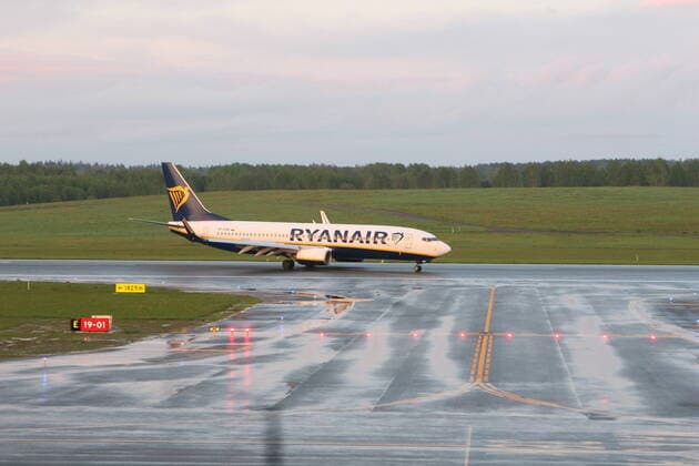 Bilder des Jahres 2021, News 05 Mai Coronavirus in Kanada, Premierminister von Nova Scotia Iain Rankin bekommt Pfizer-BioNTech Impfung News Themen der Woche KW20 News Bilder des Tages 2021-05-23 Vilnius Lithuania. Ryanair Boeing 737 SP-RSM lands in Vilnius from Minsk at about 21:30 local time on Sunday 23 of May 2021. Earlier today this Boeing with 171 passengers on board operating regular flight from Athens, Greece to Vilnius was forced by Belarus officials to divert to Minsk while flying in Belarus air space. Media reports that Belarus Air Force fighter jet Mig29 forced pilots to change destination couple of minutes of flight before crossing Lithuanian border. Belarus opposition activist Roman Protasevich, who was on board, was immediatelly detained by Belarus officers. Vilnius Lithuania 65DM_20210523_0293  Copyright: xDariusxMataitisx Lithuania Belarus Ryanair