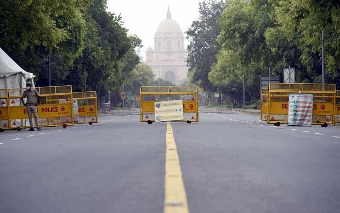 NEW DELHI, INDIA - MAY 23: Police barricading at Rajaji Marg during a Covid-19 lockdown on May 23, 2021 in New Delhi, India. The lockdown in Delhi has been extended by another week and if the daily Covid numbers continue to drop, the process of unlocking will be initiated, Delhi Chief Minister Arvind Kejriwal said today. For now, the lockdown will be in place till 5 am on May 31. Delhi reported 1649 new cases of COVID on May 23. (Photo by Arvind Yadav Hindustan Times) Lockdown In Delhi To Contain Spread Of Covid Pandemic