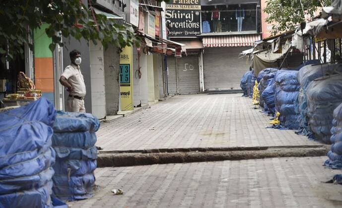 NEW DELHI, INDIA - MAY 23: Sarojini Nagar merket empty and shops closed during a Covid-19 lockdown on May 23, 2021 in New Delhi, India. The lockdown in Delhi has been extended by another week and if the daily Covid numbers continue to drop, the process of unlocking will be initiated, Delhi Chief Minister Arvind Kejriwal said today. For now, the lockdown will be in place till 5 am on May 31. Delhi reported 1649 new cases of COVID on May 23. (Photo by Arvind Yadav Hindustan Times) Lockdown In Delhi To Contain Spread Of Covid Pandemic