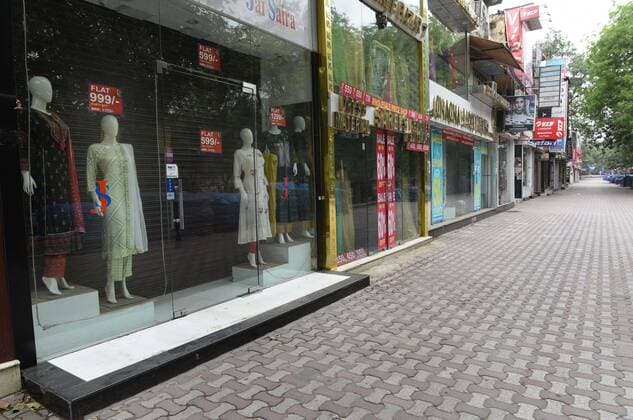 NEW DELHI, INDIA - MAY 23: Sarojini Nagar merket empty and shops closed during a Covid-19 lockdown on May 23, 2021 in New Delhi, India. The lockdown in Delhi has been extended by another week and if the daily Covid numbers continue to drop, the process of unlocking will be initiated, Delhi Chief Minister Arvind Kejriwal said today. For now, the lockdown will be in place till 5 am on May 31. Delhi reported 1649 new cases of COVID on May 23. (Photo by Arvind Yadav Hindustan Times) Lockdown In Delhi To Contain Spread Of Covid Pandemic