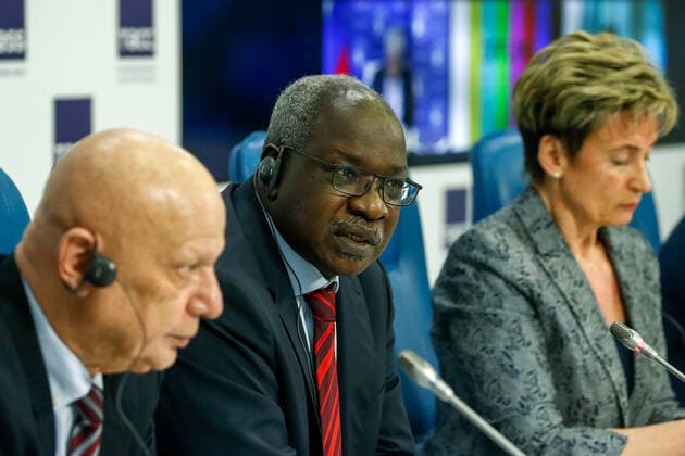 News Bilder des Tages MOSCOW, RUSSIA - MAY 24, 2021: The chair of the Association of Economic Cooperation with African States, Alexander Saltanov, Cameroon s Ambassador to Russia, Mahamat Paba Sale, and Irina Abramova, the director of the Institute for African Studies (IAS) of the Russian Academy of Sciences, (L-R) attend a plenary session of the 15th International African Studies Conference titled Destinies of Africa in the Modern World , held to mark Africa Day ahead of the 2nd Russia-Africa Summit. The 15th International African Studies Conference Destinies of Africa in the Modern World is held on May 24-26, 2021, by the Institute for African Studies (IAS) of the Russian Academy of Sciences (RAS) in cooperation with the Roscongress Foundation. Artyom Geoda  TS1011C4