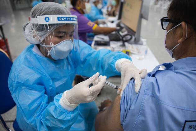 May 24, 2021, Bangkok, Thailand: A health worker prepares to administers a dose of Sinovac Vaccine to a bus driver at the Bang Sue vaccination center in Bangkok..The Thai government has opened a vaccine center in Bang Sue, which is located in northern Bangkok. The aim of this vaccine center is to provide vaccines to public transportation employee such as train operators, bus, taxi, and motorcycle drivers beginning on May 24 before start offering walk-in vaccines on June 1. Bangkok Thailand - ZUMAs197 20210524_zaa_s197_007 Copyright: xVaruthxPongsapipattx