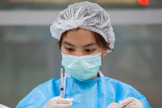 May 24, 2021, Bangkok, Thailand: A health worker prepares to administer a dose of Sinovac Vaccine at the Bang Sue vaccination center in Bangkok..The Thai government has opened a vaccine center in Bang Sue, which is located in northern Bangkok. The aim of this vaccine center is to provide vaccines to public transportation employee such as train operators, bus, taxi, and motorcycle drivers beginning on May 24 before start offering walk-in vaccines on June 1. Bangkok Thailand - ZUMAs197 20210524_zaa_s197_013 Copyright: xVaruthxPongsapipattx