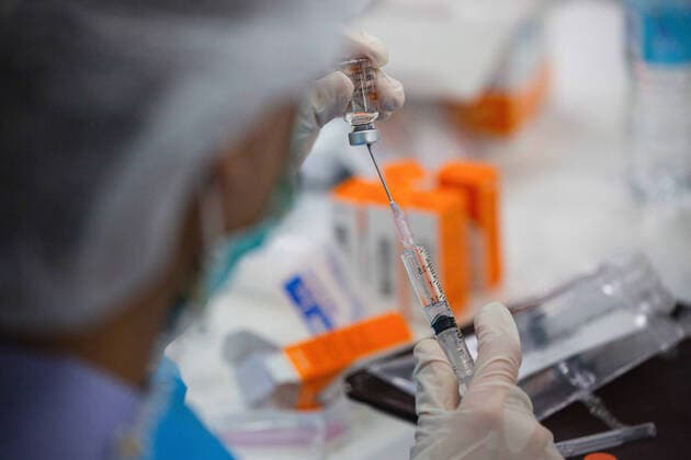 May 24, 2021, Bangkok, Thailand: A health worker prepares to administer a dose of Sinovac Vaccine at the Bang Sue vaccination center in Bangkok..The Thai government has opened a vaccine center in Bang Sue, which is located in northern Bangkok. The aim of this vaccine center is to provide vaccines to public transportation employee such as train operators, bus, taxi, and motorcycle drivers beginning on May 24 before start offering walk-in vaccines on June 1. Bangkok Thailand - ZUMAs197 20210524_zaa_s197_014 Copyright: xVaruthxPongsapipattx