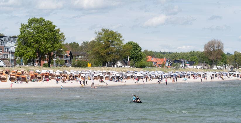News Bilder des Tages Pfingsten 2021 Pfingstmontag Strand an der Lübecker Bucht in Scharbeutz Tourismus während der Corona-Pandemie ;Pfingsten 2021 Pfingstmontag Strand an der Lübecker Bucht in Scharbeutz Tourismus während der Corona-Pandemie , Scharbeutz Schleswig-Holstein Deutschland Strand