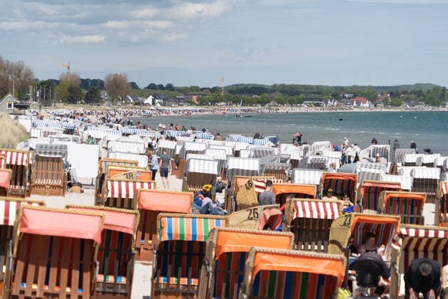 News Bilder des Tages Pfingsten 2021 Pfingstmontag Strand an der Lübecker Bucht in Scharbeutz Tourismus während der Corona-Pandemie ;Pfingsten 2021 Pfingstmontag Strand an der Lübecker Bucht in Scharbeutz Tourismus während der Corona-Pandemie , Scharbeutz Schleswig-Holstein Deutschland Strand