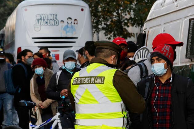 Santiago, May 24, 2021 Long lines are registered in Vacunatorio mobil in downtown Santiago People under 30 years must be vaccinated by calendar on these dates Marcelo Hernandez Atonchile, Santiago Chile Aton 512373  Copyright: MARCELOxHERNANDEZ ATONCHILE
