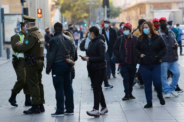 Santiago, May 24, 2021 Long lines are registered in Vacunatorio mobil in downtown Santiago People under 30 years must be vaccinated by calendar on these dates Marcelo Hernandez Atonchile, Santiago Chile Aton 512377  Copyright: MARCELOxHERNANDEZ ATONCHILE