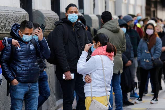 Santiago, May 24, 2021 Long lines are registered in Vacunatorio mobil in downtown Santiago People under 30 years must be vaccinated by calendar on these dates Marcelo Hernandez Atonchile, Santiago Chile Aton 512383  Copyright: MARCELOxHERNANDEZ ATONCHILE