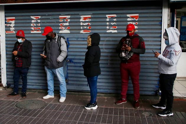Santiago, May 24, 2021 Long lines are recorded in Vacunatorio mobil in downtown Santiago People under 30 years must be vaccinated by calendar on these dates Marcelo Hernandez Atonchile, Santiago Chile Aton 512398  Copyright: MARCELOxHERNANDEZ ATONCHILE
