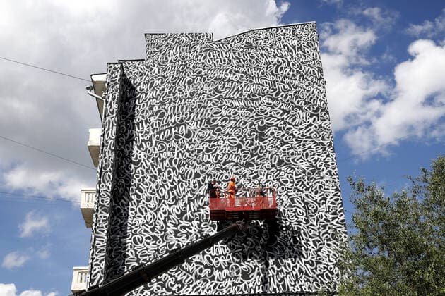 Bilder des Jahres 2021, Entertainment 05 Mai Entertainment Bilder des Tages KÃ¼nstler Pokras Lampas Arseny Pyzhenkov malt Namen vermisster Kinder an eine Hauswand in Moskau MOSCOW, RUSSIA â€“ MAY 24, 2021: Russian calligraphy artist Pokras Lampas Arseny Pyzhenkov , right, painting a mural consisting of names of missing children on a building in Bolshaya Yakimanka Street, central Moscow. The mural in memory of the missing children was created with the help of the Liza Alert search and rescue volunteer team to mark International Missing Children s Day. Artyom Geodakyan TASS  TS101253