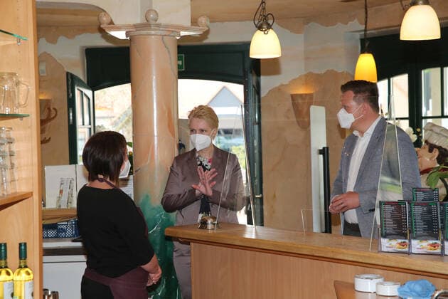Die Ministerpräsidentin des Landes Mecklenburg Vorpommern Manuela Schwesig besucht am Montag (24.05.2021) in Gnoien (Landkreis Rostock) das örtliche Restaurant Nudeloper. Dort begleitet sie gemeinsam mit den DEHOGA Präsidenten des Landes MV Lars Schwarz (re.) die Öffnung der Gastronomie im Nordosten. Hier dürfen wieder unter Beachtung der Corona-Bestimmungen des Landes Restaurants und Gastronomiebetriebe Gäste empfangen.