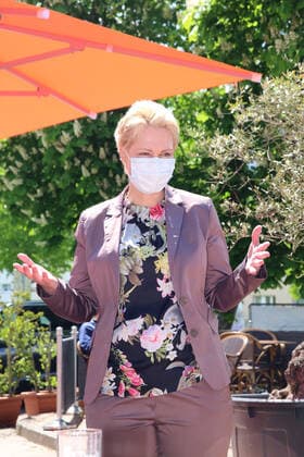 Die Ministerpräsidentin des Landes Mecklenburg Vorpommern Manuela Schwesig besucht am Montag (24.05.2021) in Gnoien (Landkreis Rostock) das örtliche Restaurant Nudeloper. Dort begleitet sie gemeinsam mit den DEHOGA Präsidenten des Landes MV Lars Schwarz die Öffnung der Gastronomie im Nordosten. Hier dürfen wieder unter Beachtung der Corona-Bestimmungen des Landes Restaurants und Gastronomiebetriebe Gäste empfangen.