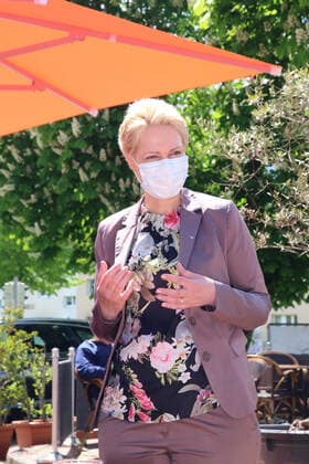 Die Ministerpräsidentin des Landes Mecklenburg Vorpommern Manuela Schwesig besucht am Montag (24.05.2021) in Gnoien (Landkreis Rostock) das örtliche Restaurant Nudeloper. Dort begleitet sie gemeinsam mit den DEHOGA Präsidenten des Landes MV Lars Schwarz die Öffnung der Gastronomie im Nordosten. Hier dürfen wieder unter Beachtung der Corona-Bestimmungen des Landes Restaurants und Gastronomiebetriebe Gäste empfangen.